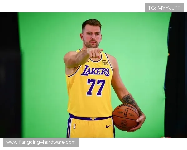 詹姆斯坚持东契奇最后出场引发热议湖记独家揭秘首发阵容介绍背后的故事